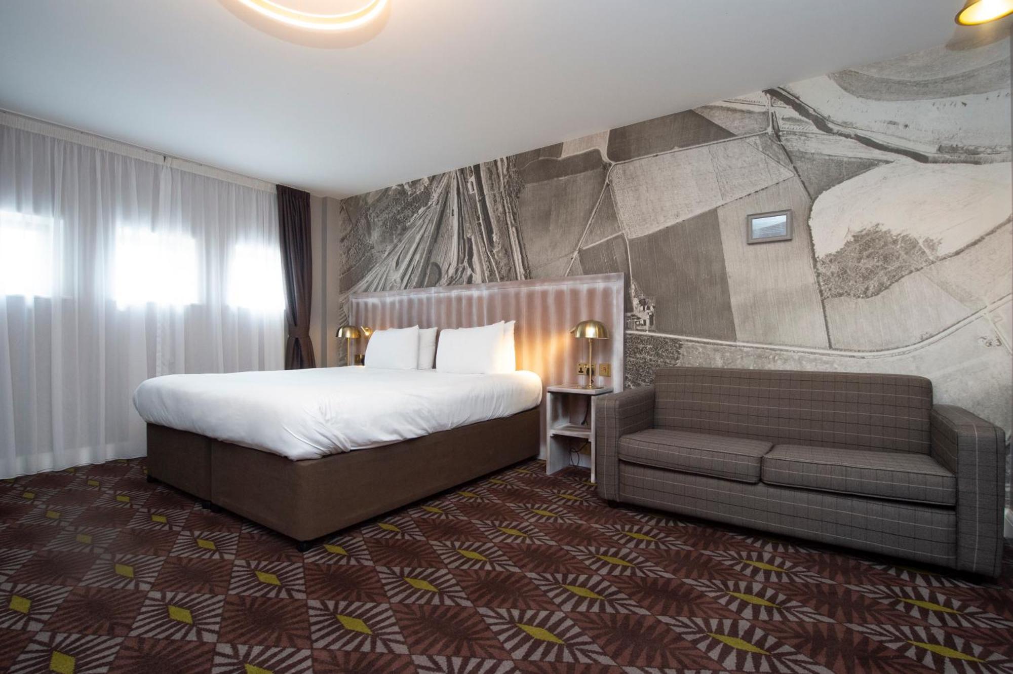 The Saxon Crown Wetherspoon Корбі Екстер'єр фото