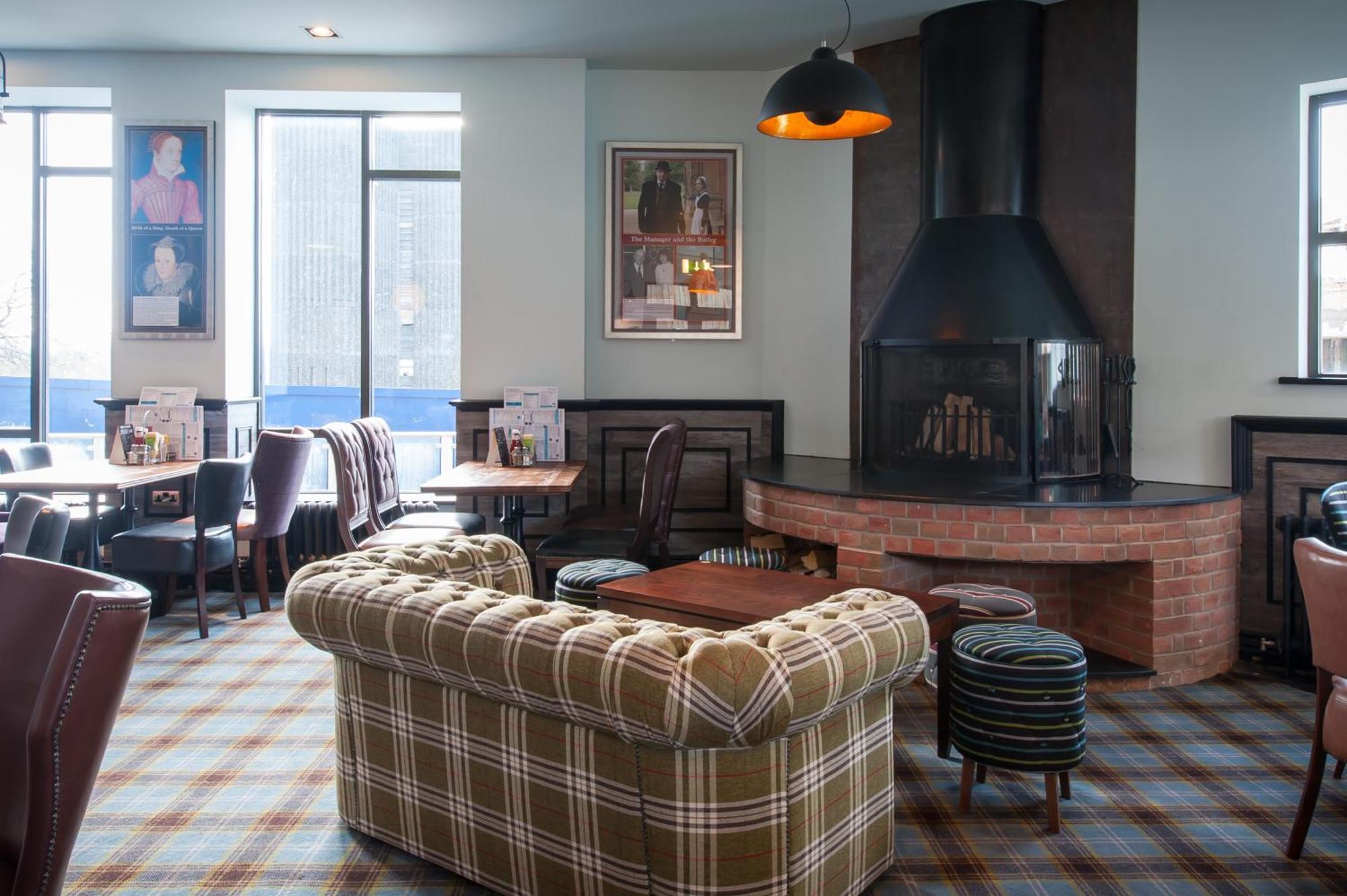 The Saxon Crown Wetherspoon Корбі Екстер'єр фото